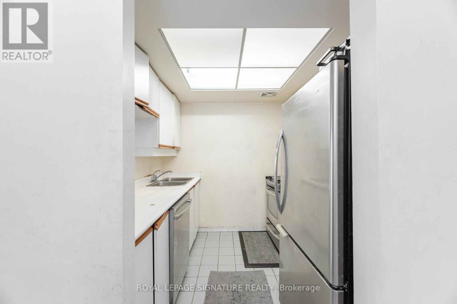 910 - 250 Webb Drive, Mississauga (City Centre), Ontario  L5B 3Z4 - Photo 4 - W12173400