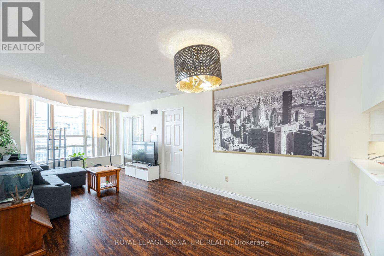 910 - 250 Webb Drive, Mississauga (City Centre), Ontario  L5B 3Z4 - Photo 5 - W12173400