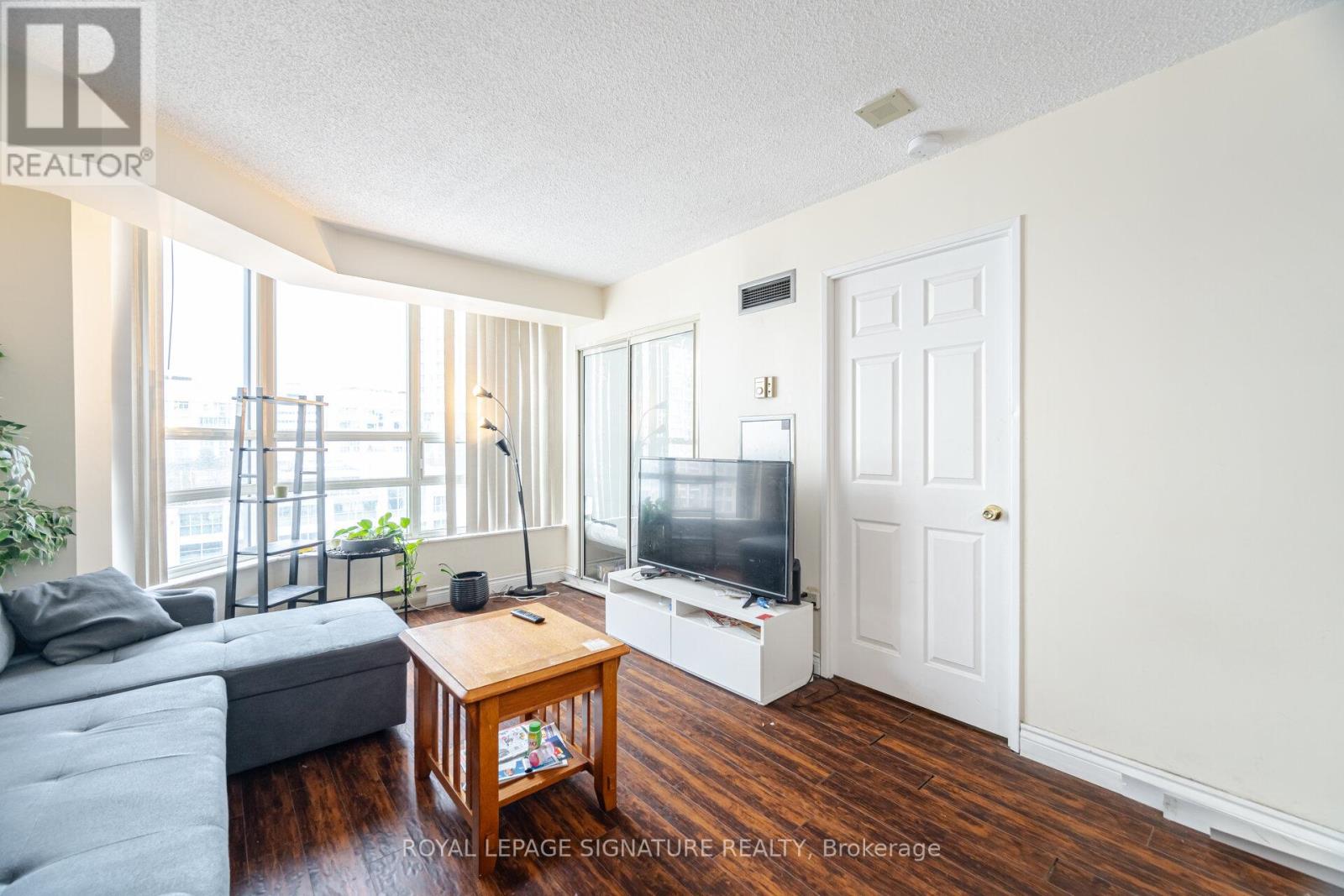 910 - 250 Webb Drive, Mississauga (City Centre), Ontario  L5B 3Z4 - Photo 8 - W12173400