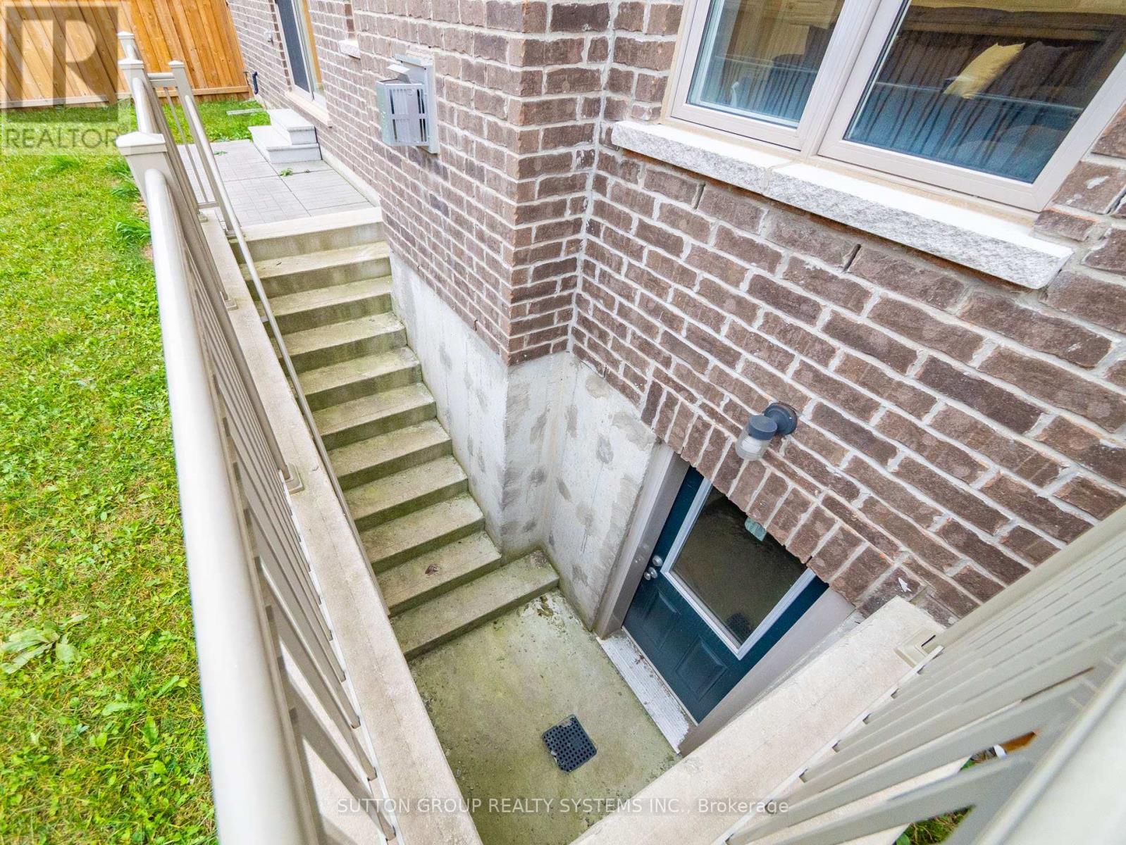 1527 Mendelson Heights, Milton, Ontario  L9E 1H3 - Photo 33 - W12173460