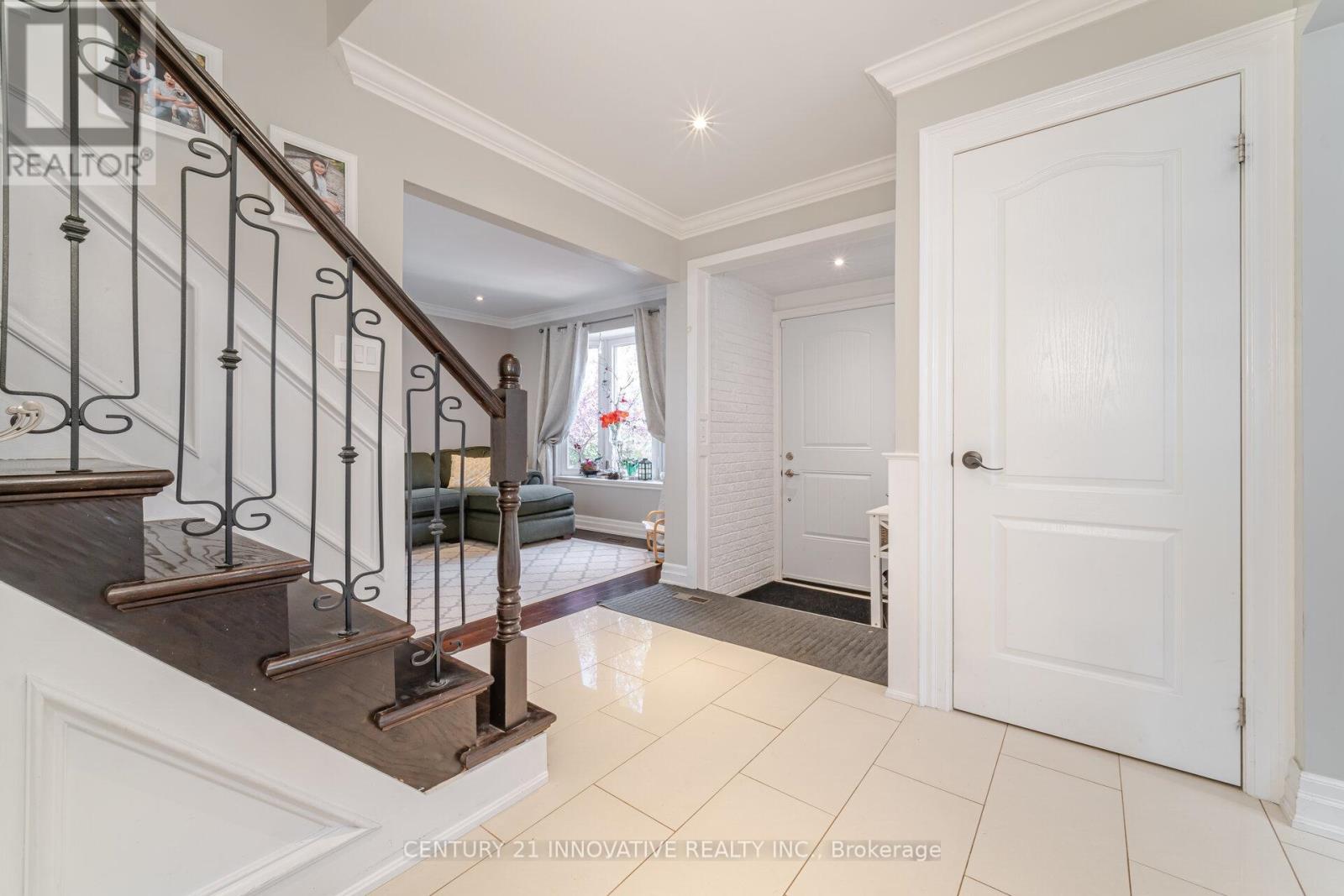37 Massey Street, Brampton, Ontario  L6S 2V7 - Photo 3 - W12173481