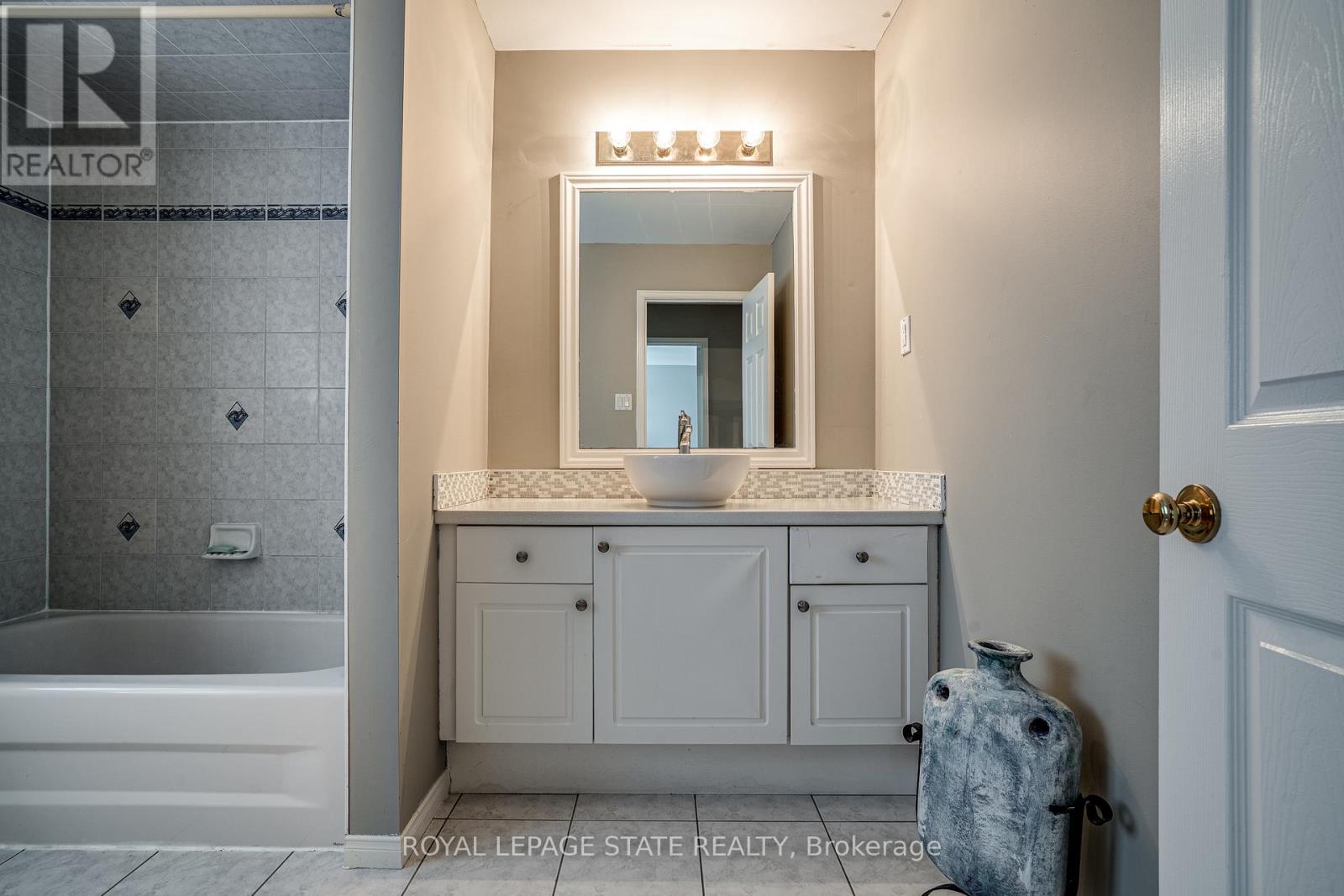 19 Claudette Gate, Hamilton, Ontario  L9B 2S3 - Photo 33 - X12173386