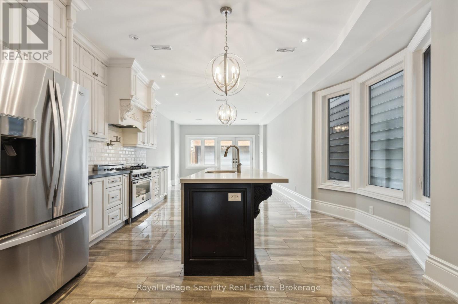 Upper - 5 Montrose Avenue, Toronto, Ontario  M6J 2T6 - Photo 14 - C12173534