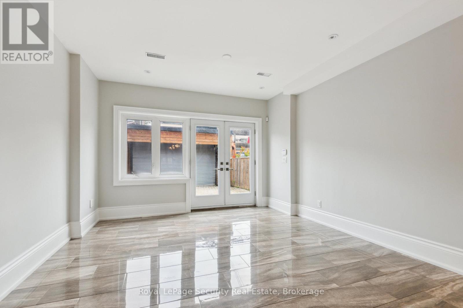 Upper - 5 Montrose Avenue, Toronto, Ontario  M6J 2T6 - Photo 22 - C12173534