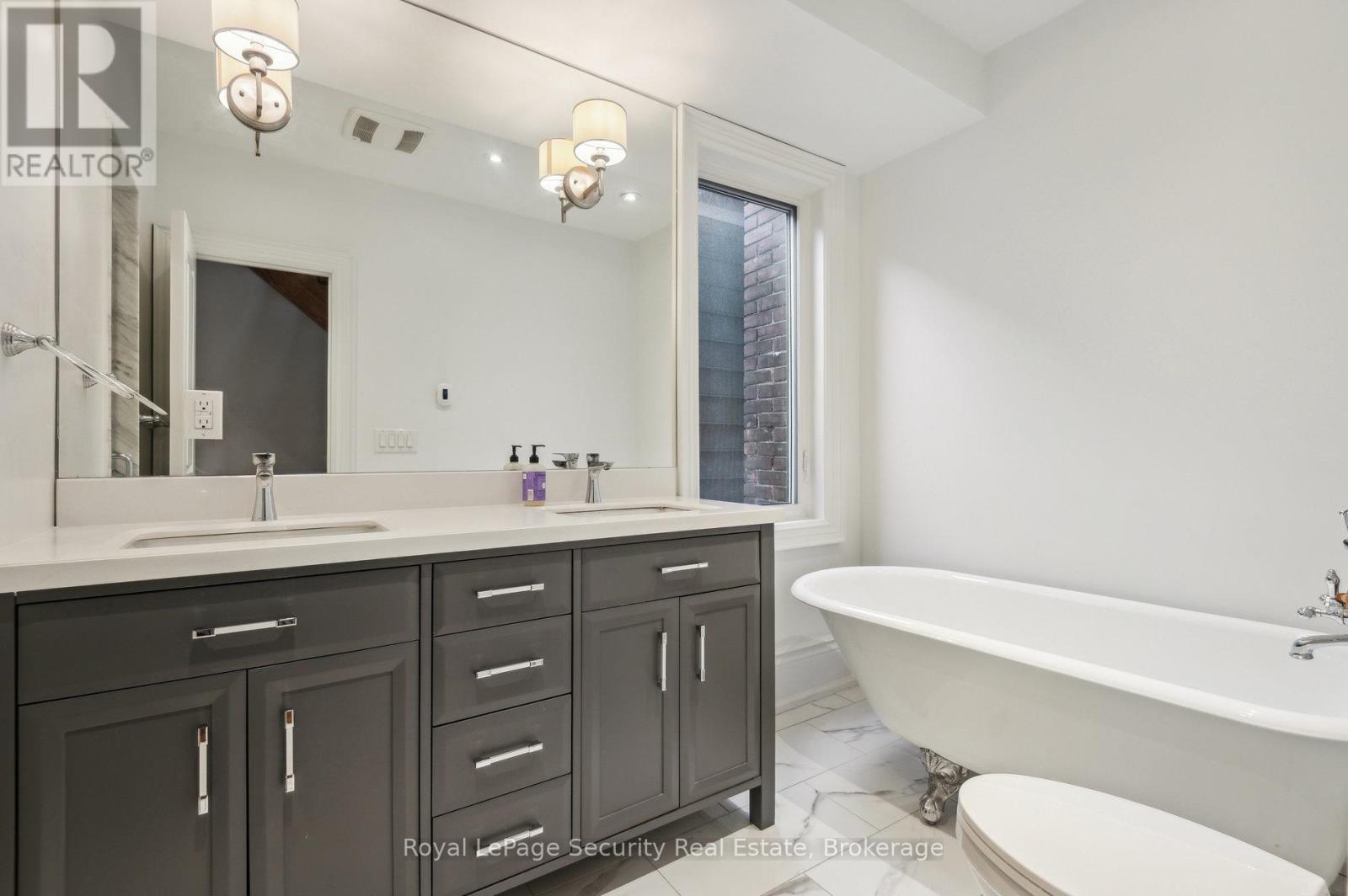 Upper - 5 Montrose Avenue, Toronto, Ontario  M6J 2T6 - Photo 33 - C12173534