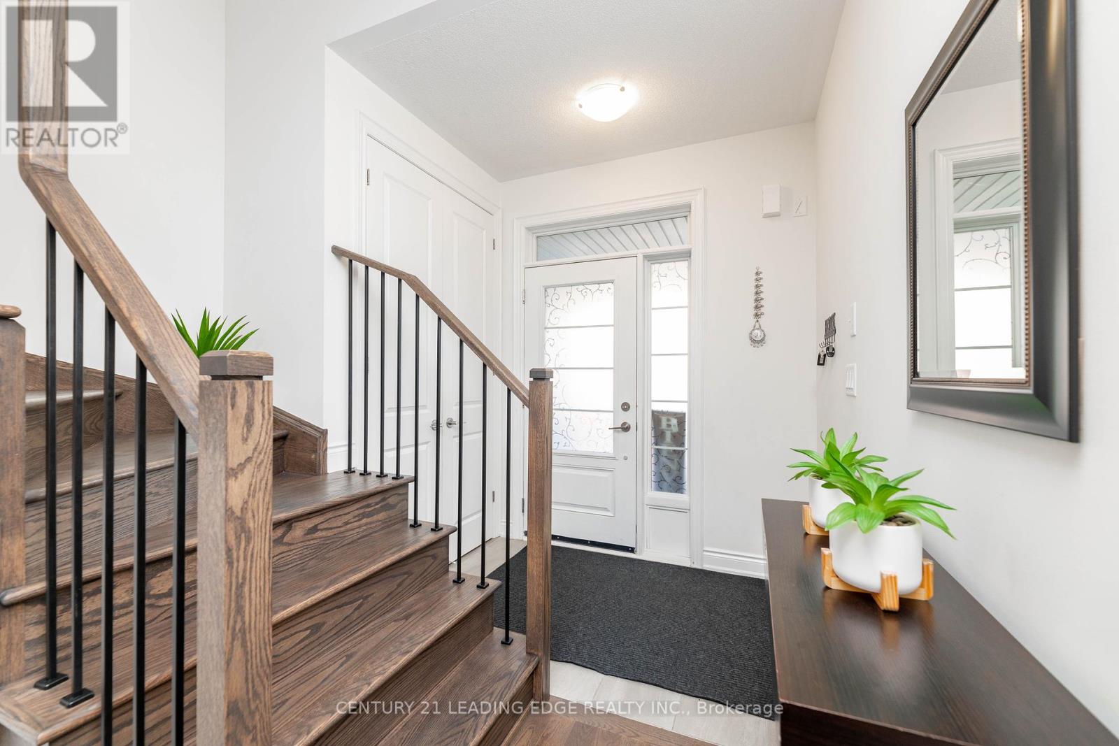 55 Bartram Crescent, Bradford West Gwillimbury, Ontario  L3Z 0T3 - Photo 3 - N12173515