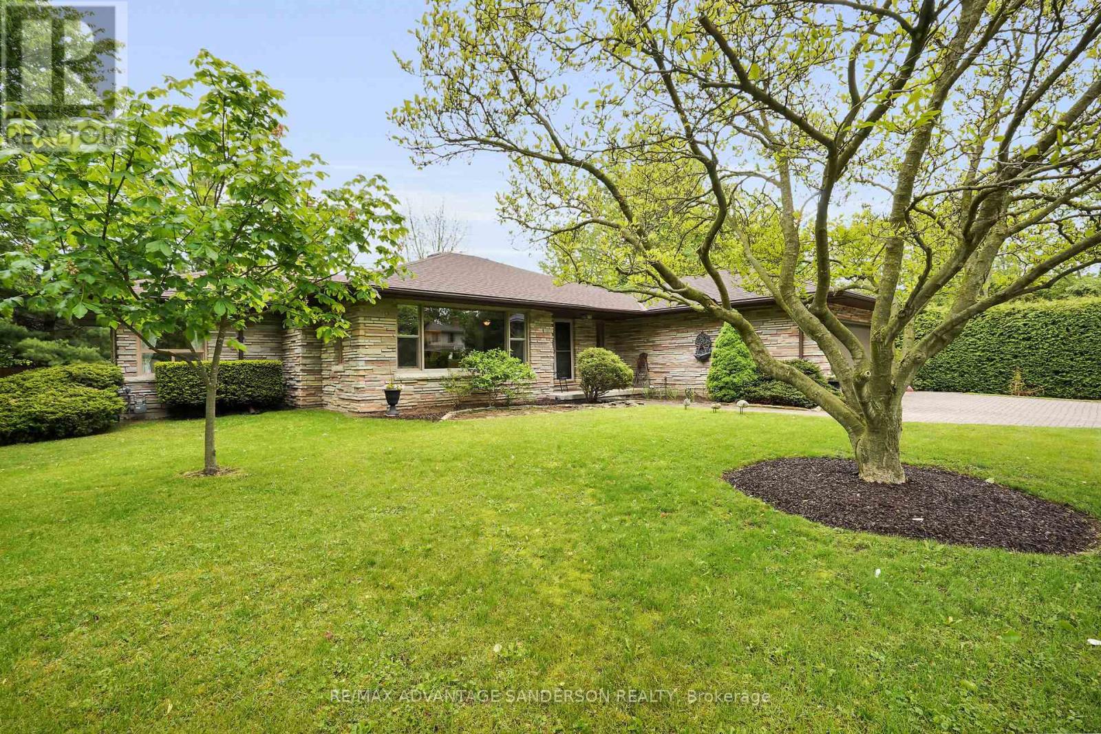 8 CURRIE COURT, Middlesex Centre, Ontario