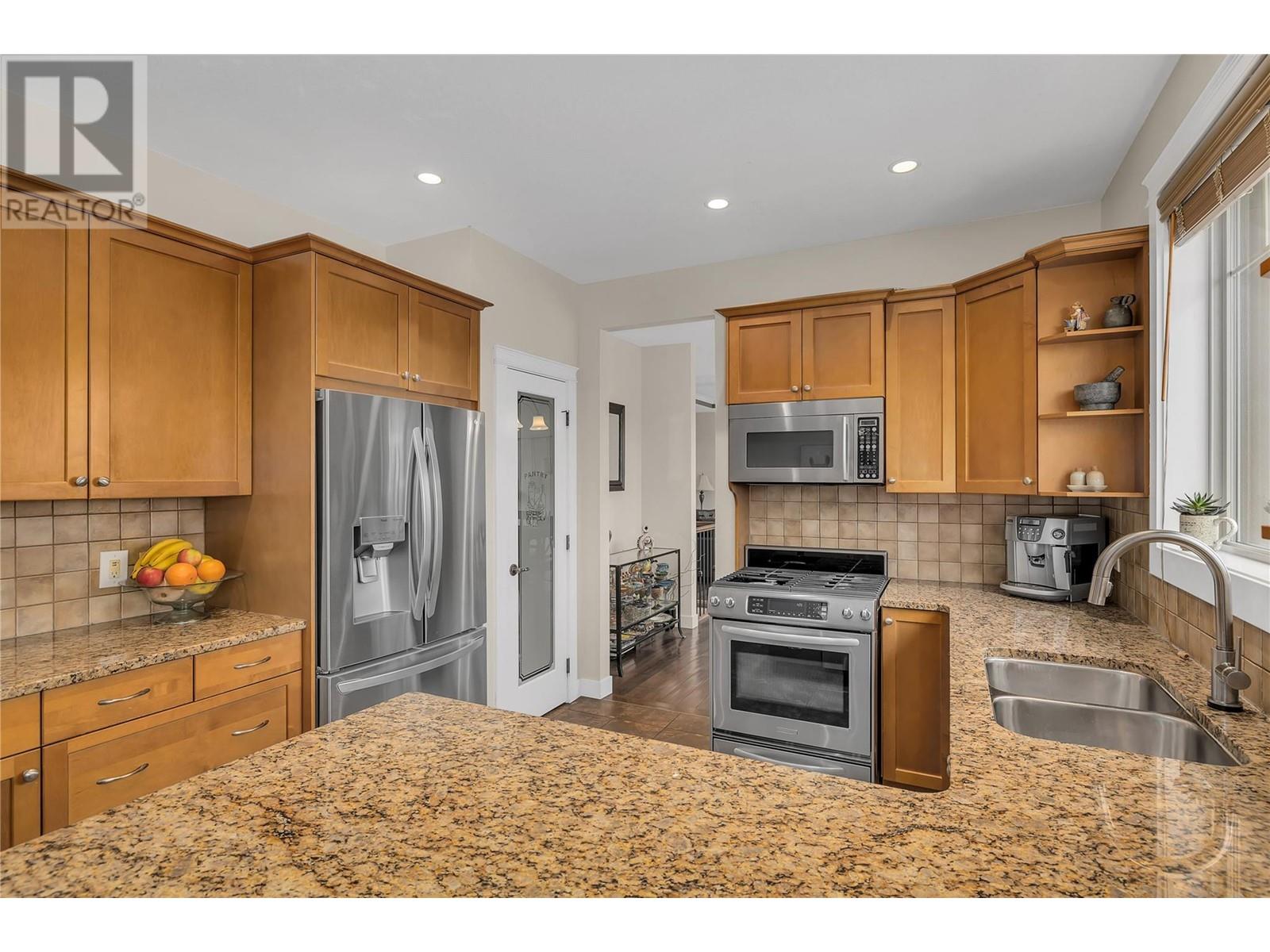 737 Kuipers Crescent, Kelowna, British Columbia  V1W 5H4 - Photo 3 - 10333872