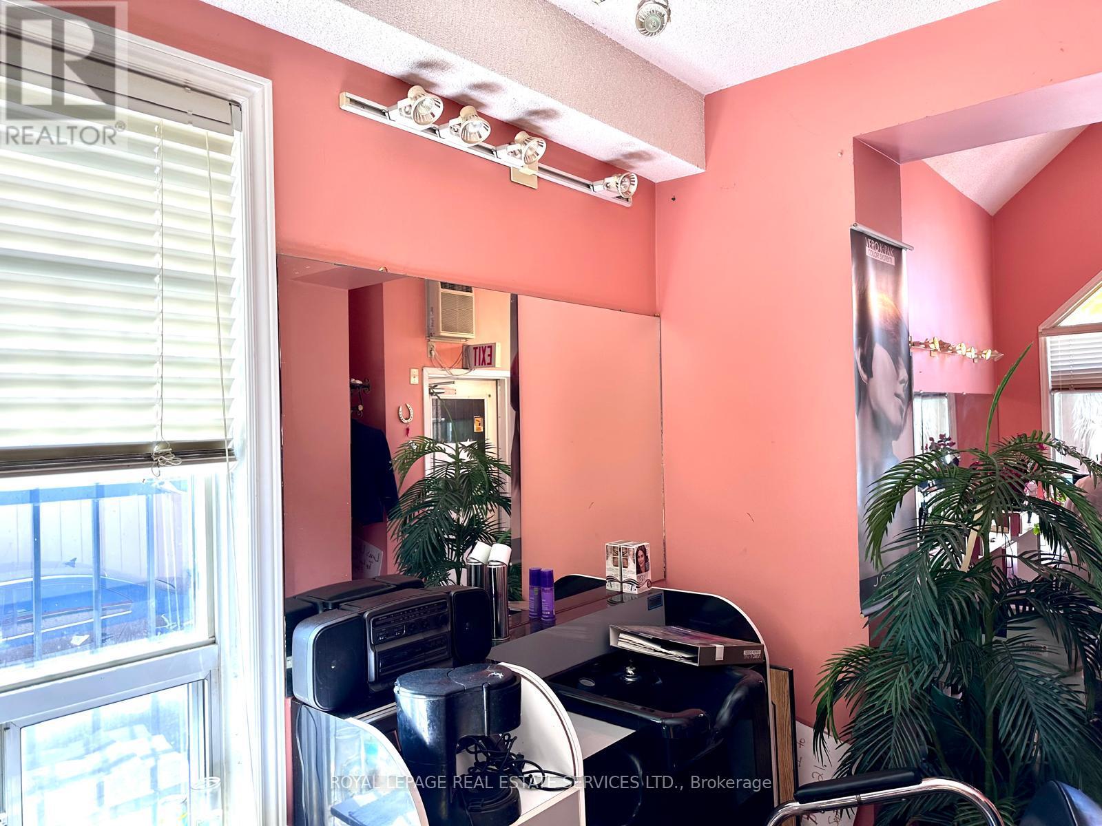 Main Floor - 39 South Station Street Sw, Toronto, Ontario  M9N 2B2 - Photo 4 - W12164958
