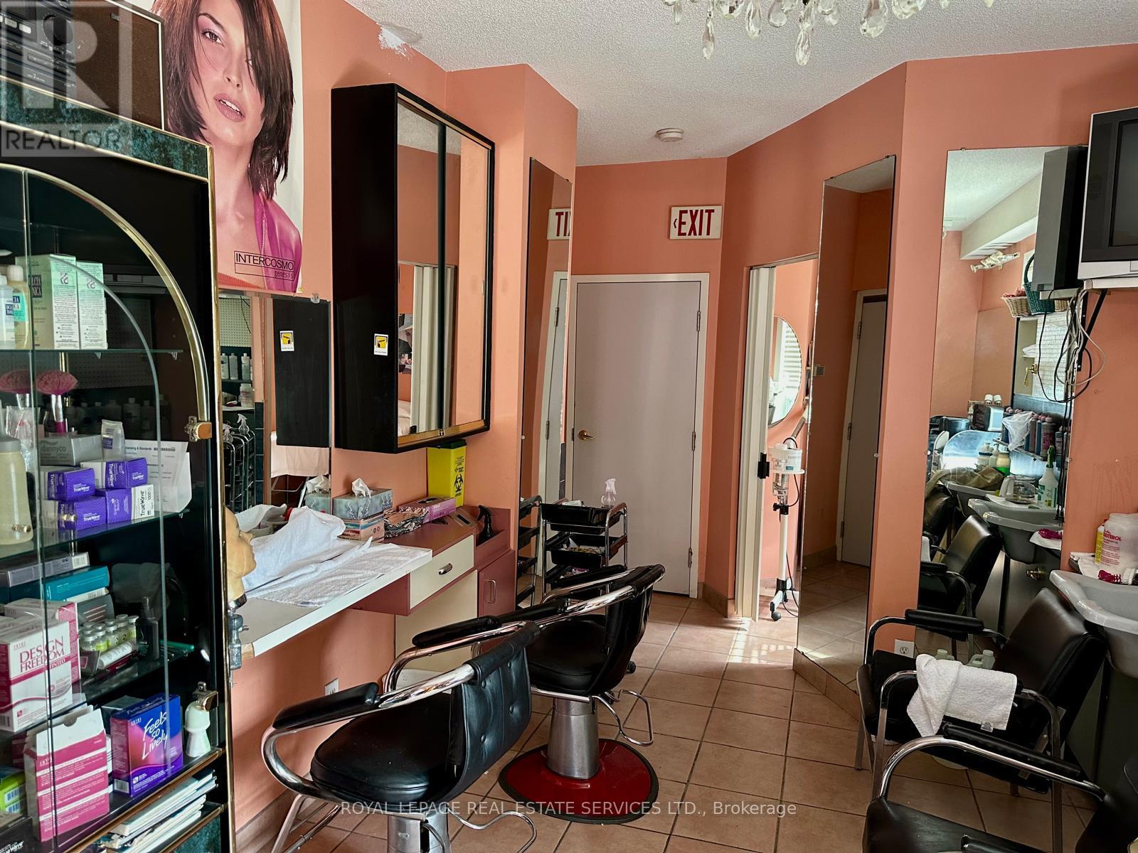 Main Floor - 39 South Station Street Sw, Toronto, Ontario  M9N 2B2 - Photo 6 - W12164958