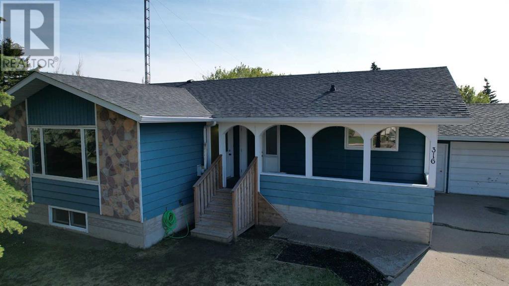 316 Nill Place, Hanna, Alberta  T0J 1P0 - Photo 1 - A2222105