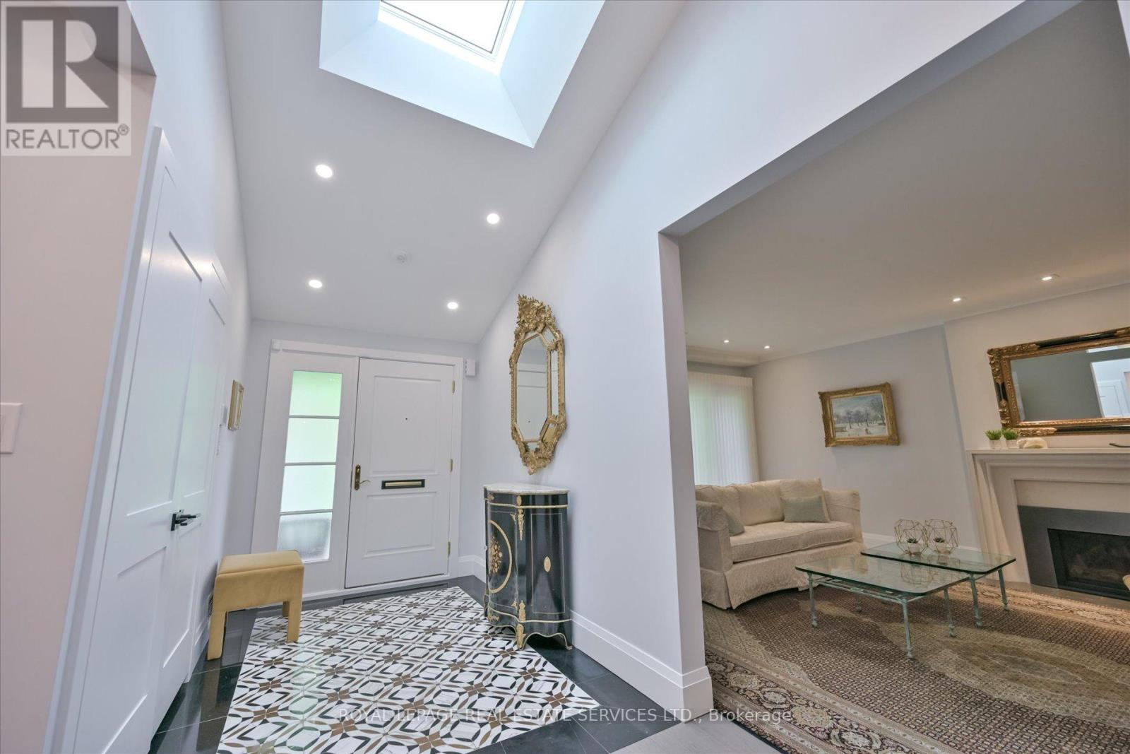 11 Ashwood Crescent, Toronto, Ontario  M9A 1Z2 - Photo 4 - W12173630