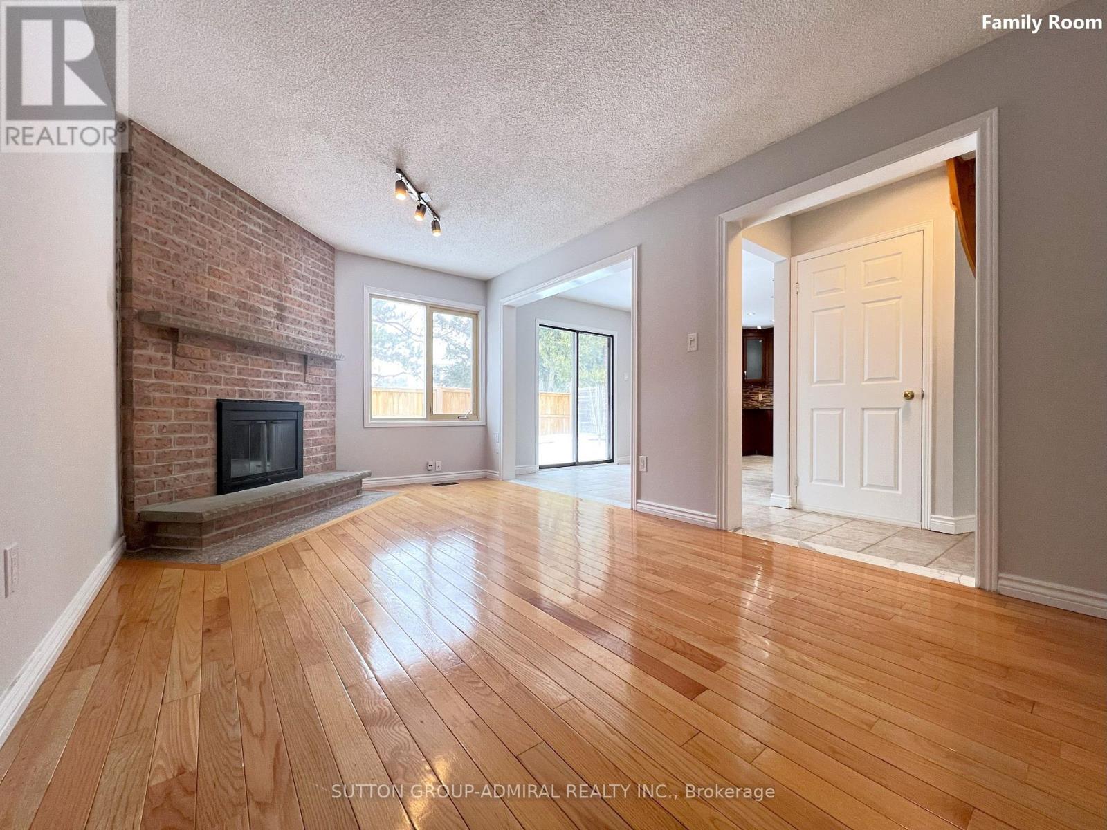 99 Castlehill Road, Brampton, Ontario  L6X 4C3 - Photo 8 - W12173677