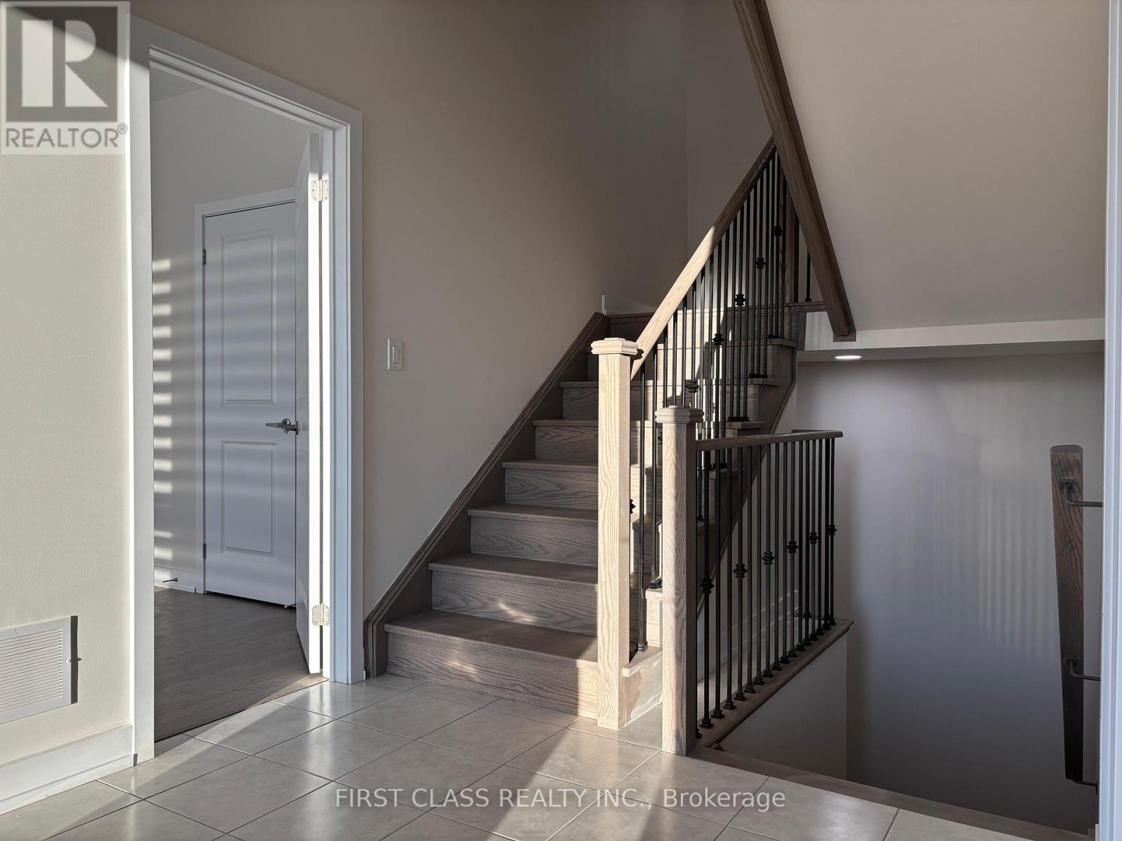 3120 Perkins Way, Oakville, Ontario  L6H 7Z5 - Photo 4 - W12173689