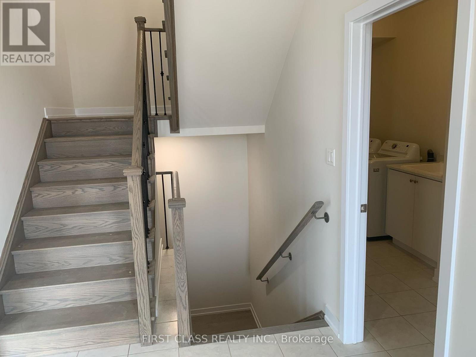 3120 Perkins Way, Oakville, Ontario  L6H 7Z5 - Photo 7 - W12173689