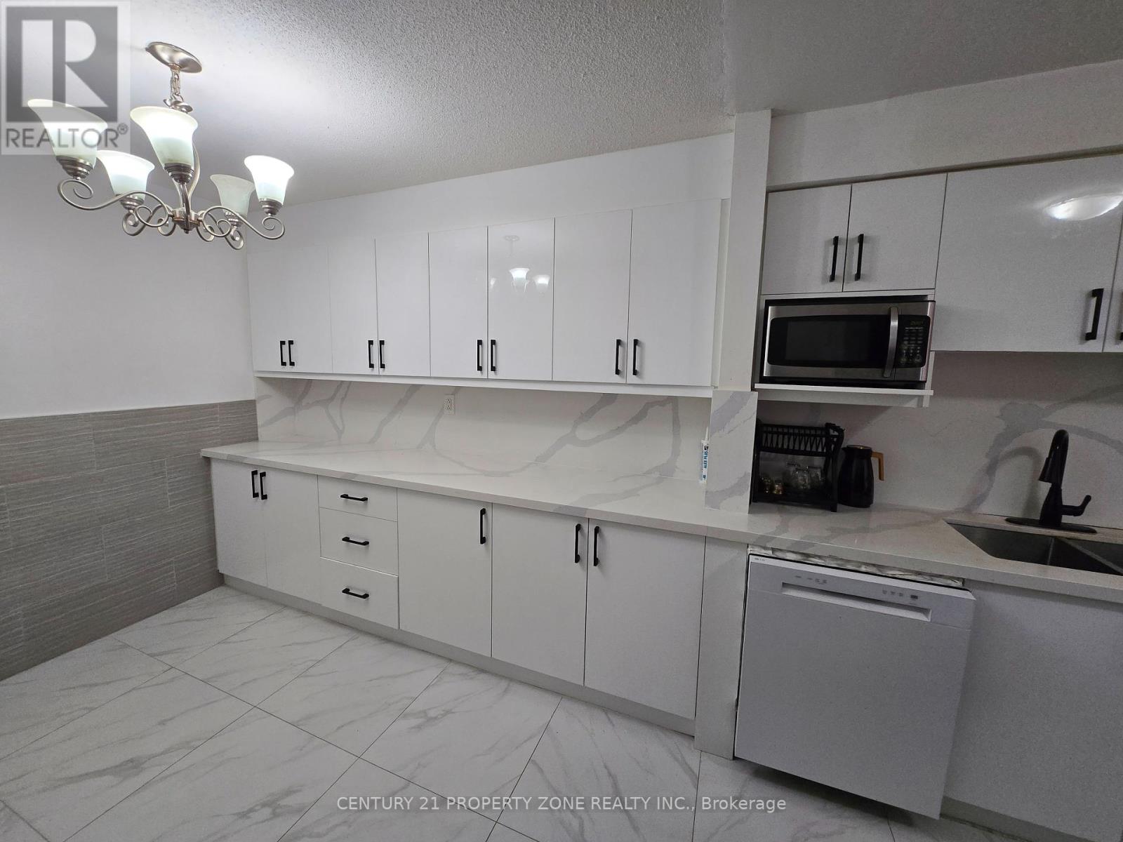 39 - 3175 Kirwin Avenue, Mississauga, Ontario  L5A 3M4 - Photo 5 - W12173723