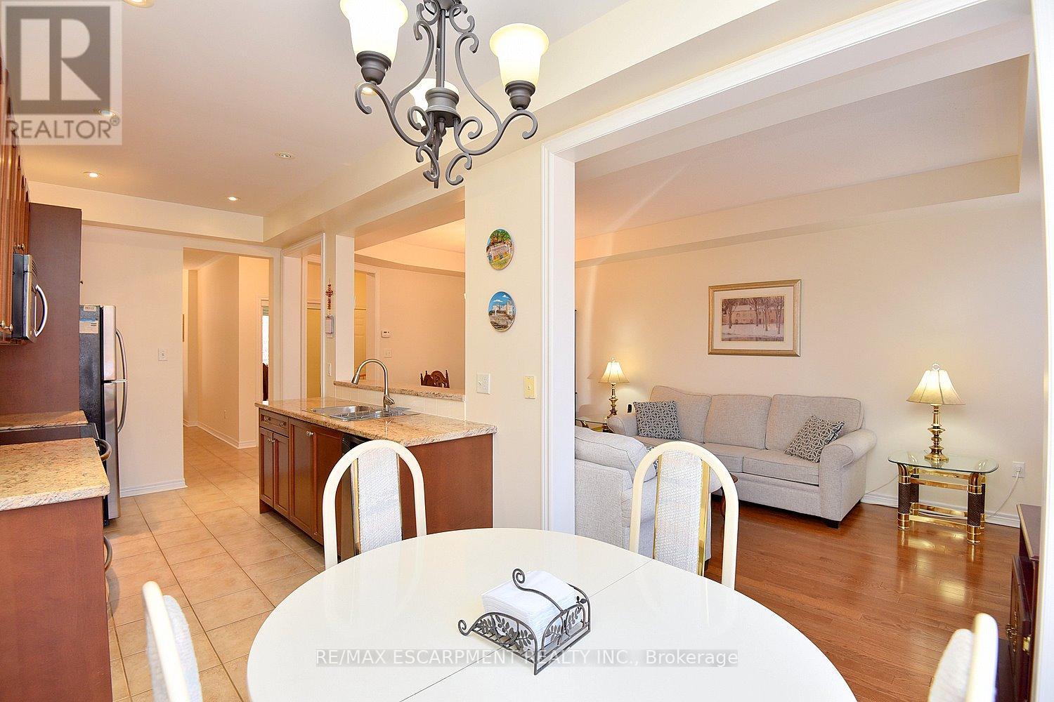 4194 Rawlins Common, Burlington, Ontario  L7M 0B5 - Photo 16 - W12173739