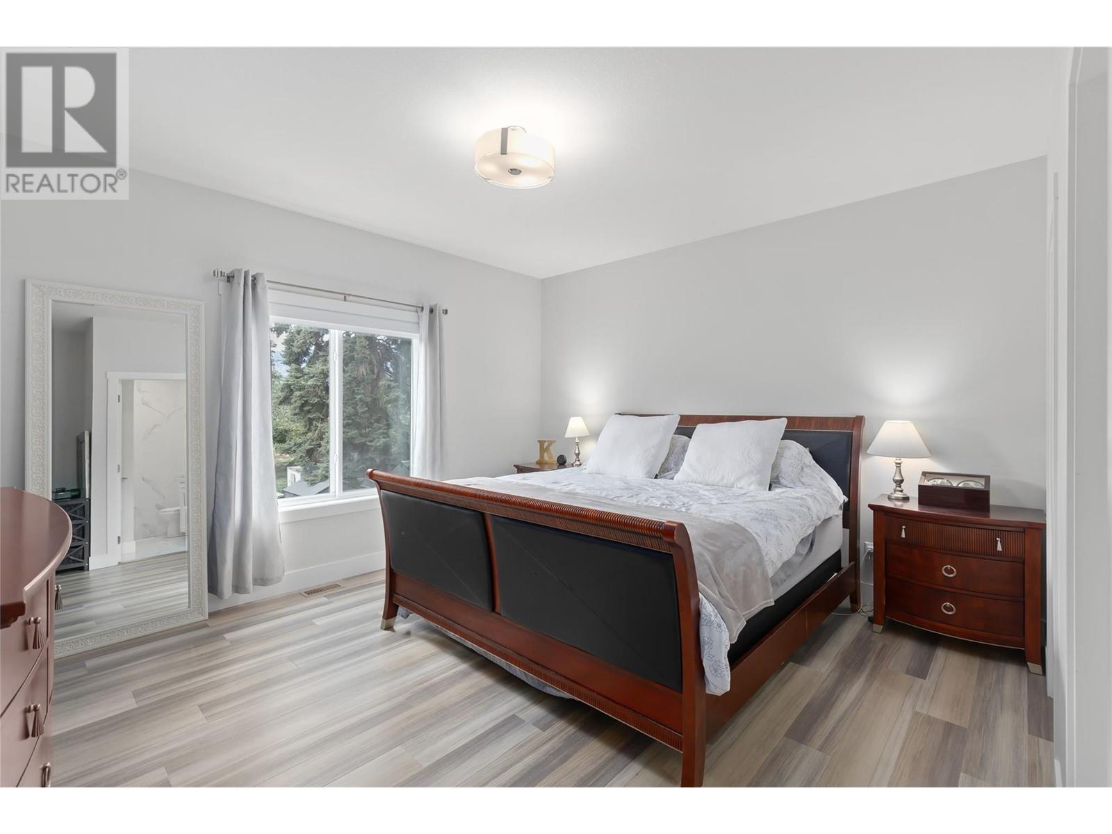 1064 Lawson Avenue, Kelowna, BC V1Y6T4