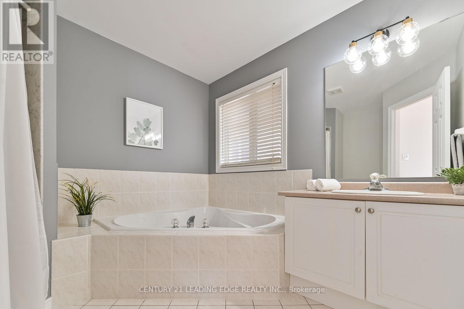 10 Lamont Court, Vaughan (Maple), Ontario  L6A 3B6 - Photo 24 - N12161811