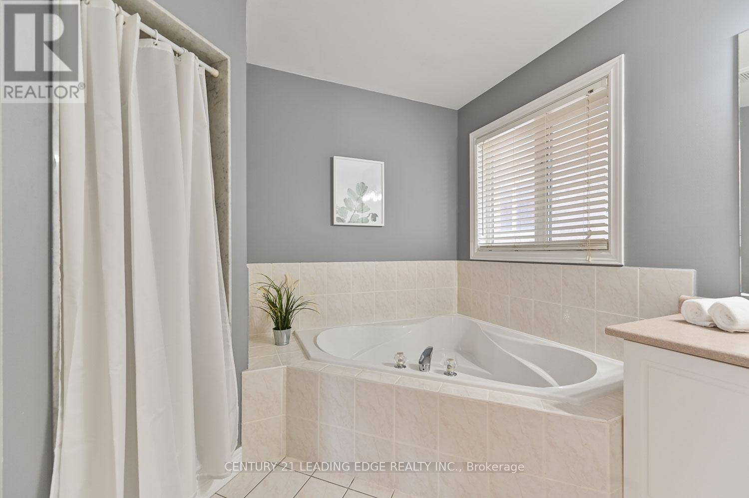 10 Lamont Court, Vaughan (Maple), Ontario  L6A 3B6 - Photo 25 - N12161811
