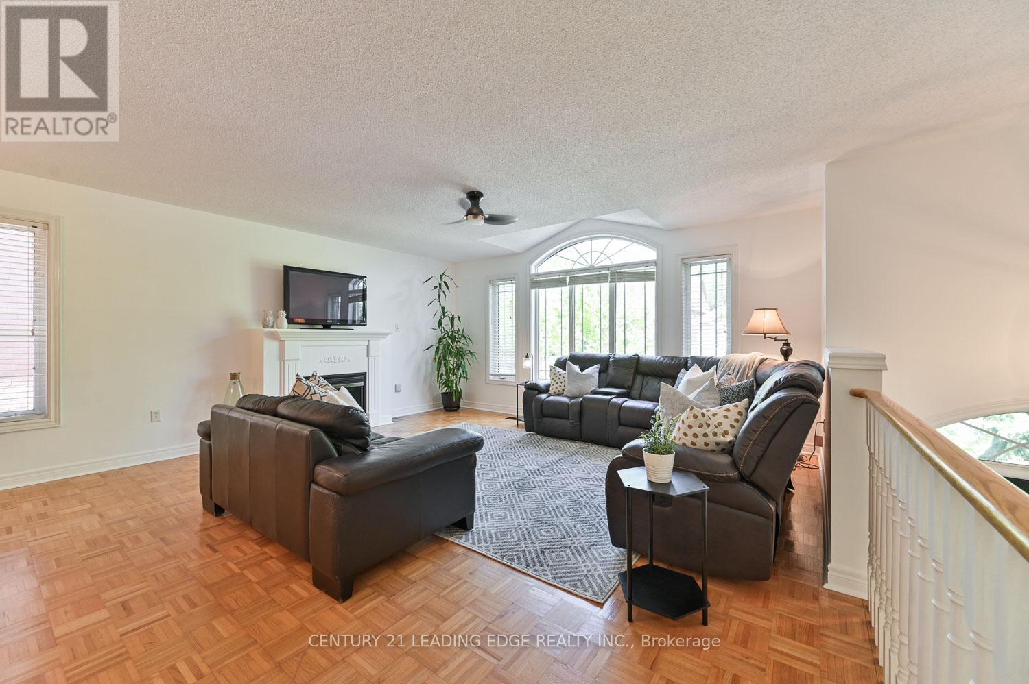 10 Lamont Court, Vaughan (Maple), Ontario  L6A 3B6 - Photo 8 - N12161811