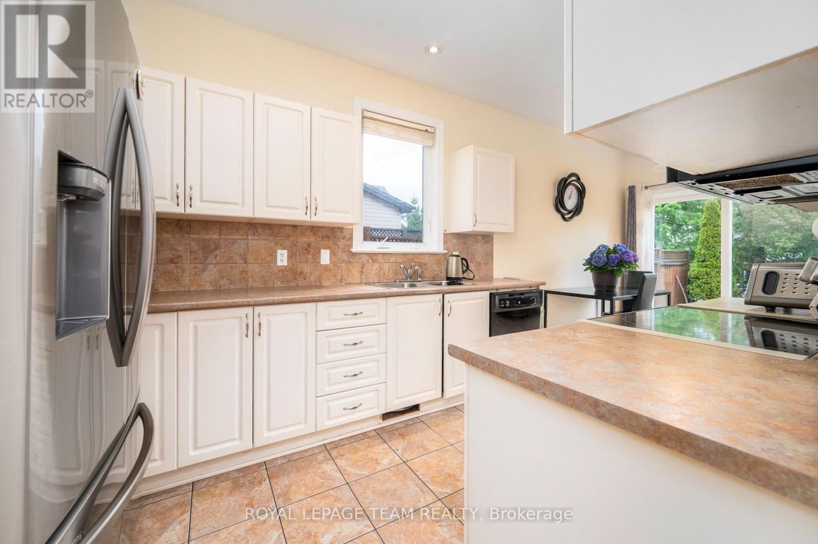 357 Widgeon Way, Ottawa, Ontario  K1T 0G1 - Photo 11 - X12173877