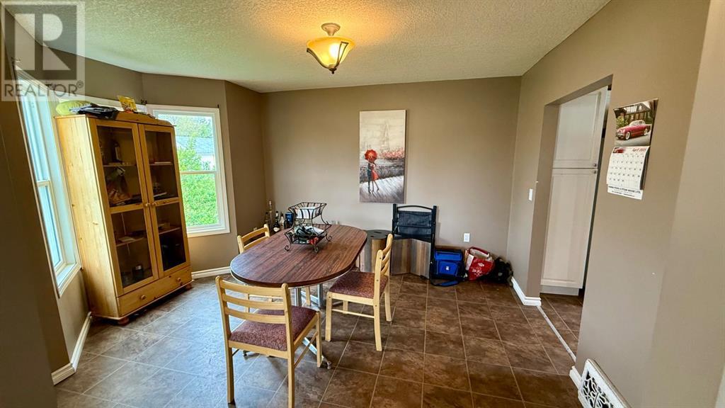 212 4 Avenue W, Hanna, Alberta  T0J 1P0 - Photo 6 - A2222197