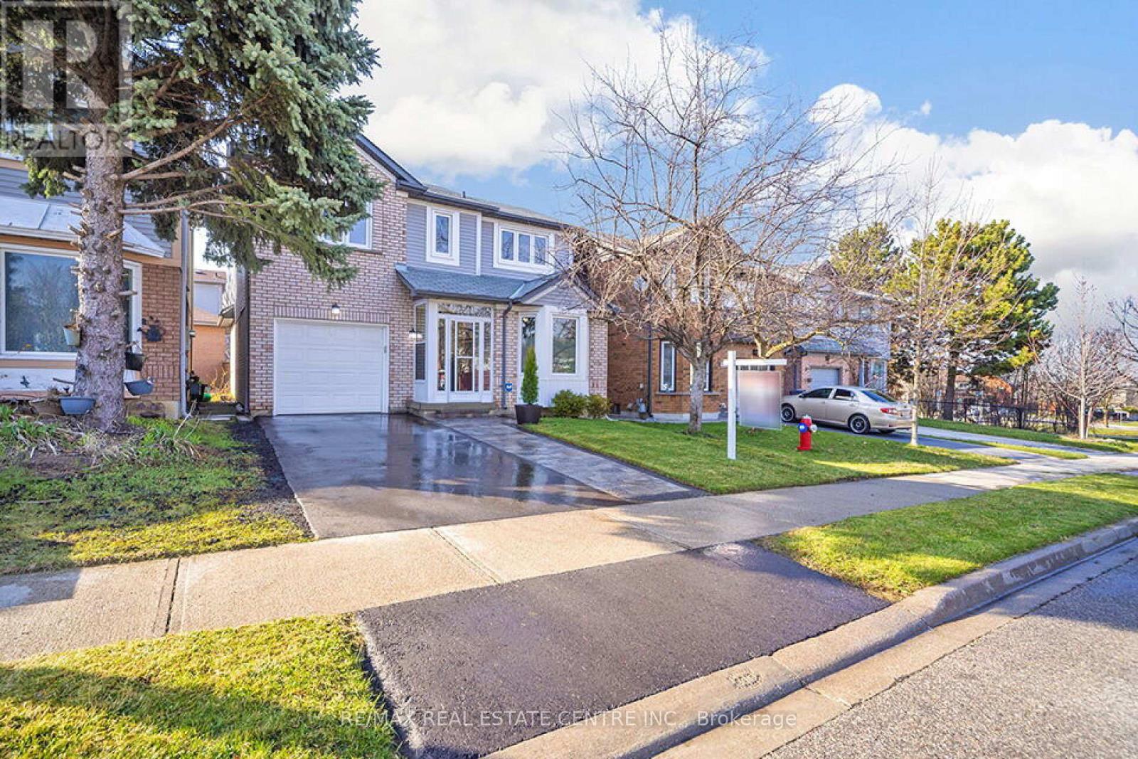 142 Ural Circle, Brampton, Ontario  L6R 1H1 - Photo 3 - W12173816