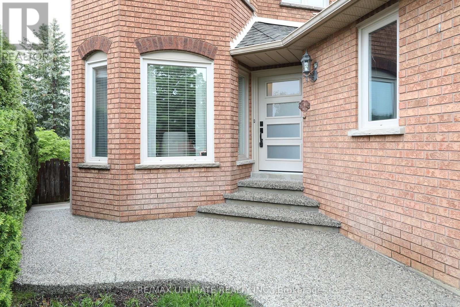 1169 Ewing Crescent, Mississauga, Ontario  L5V 1C1 - Photo 2 - W12173833