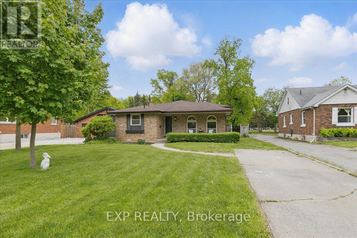 11 Glenwood Drive, Brantford, Ontario  N3S 3E9 - Photo 2 - X12173844