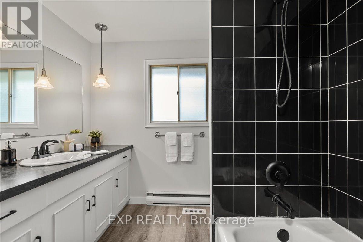 11 Glenwood Drive, Brantford, Ontario  N3S 3E9 - Photo 25 - X12173844