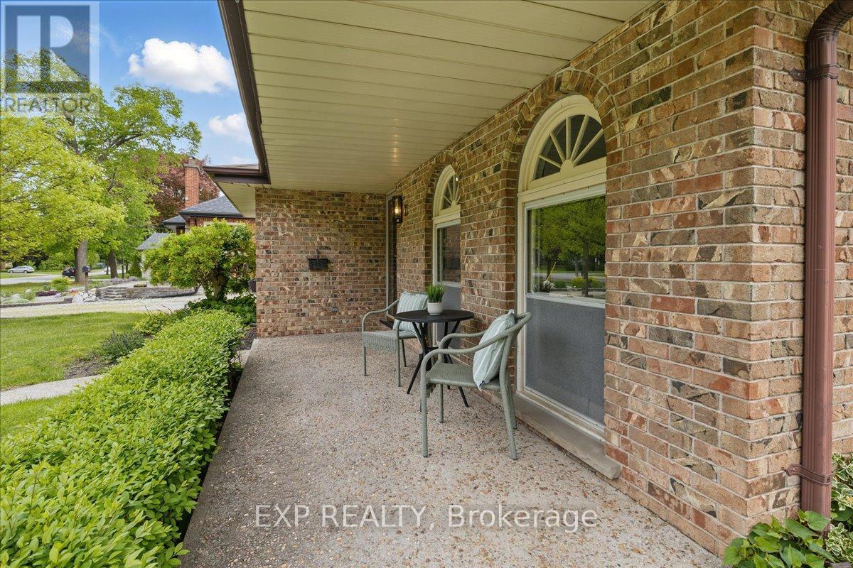 11 Glenwood Drive, Brantford, Ontario  N3S 3E9 - Photo 4 - X12173844