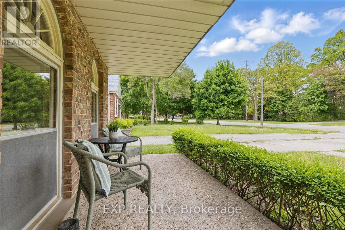 11 Glenwood Drive, Brantford, Ontario  N3S 3E9 - Photo 5 - X12173844