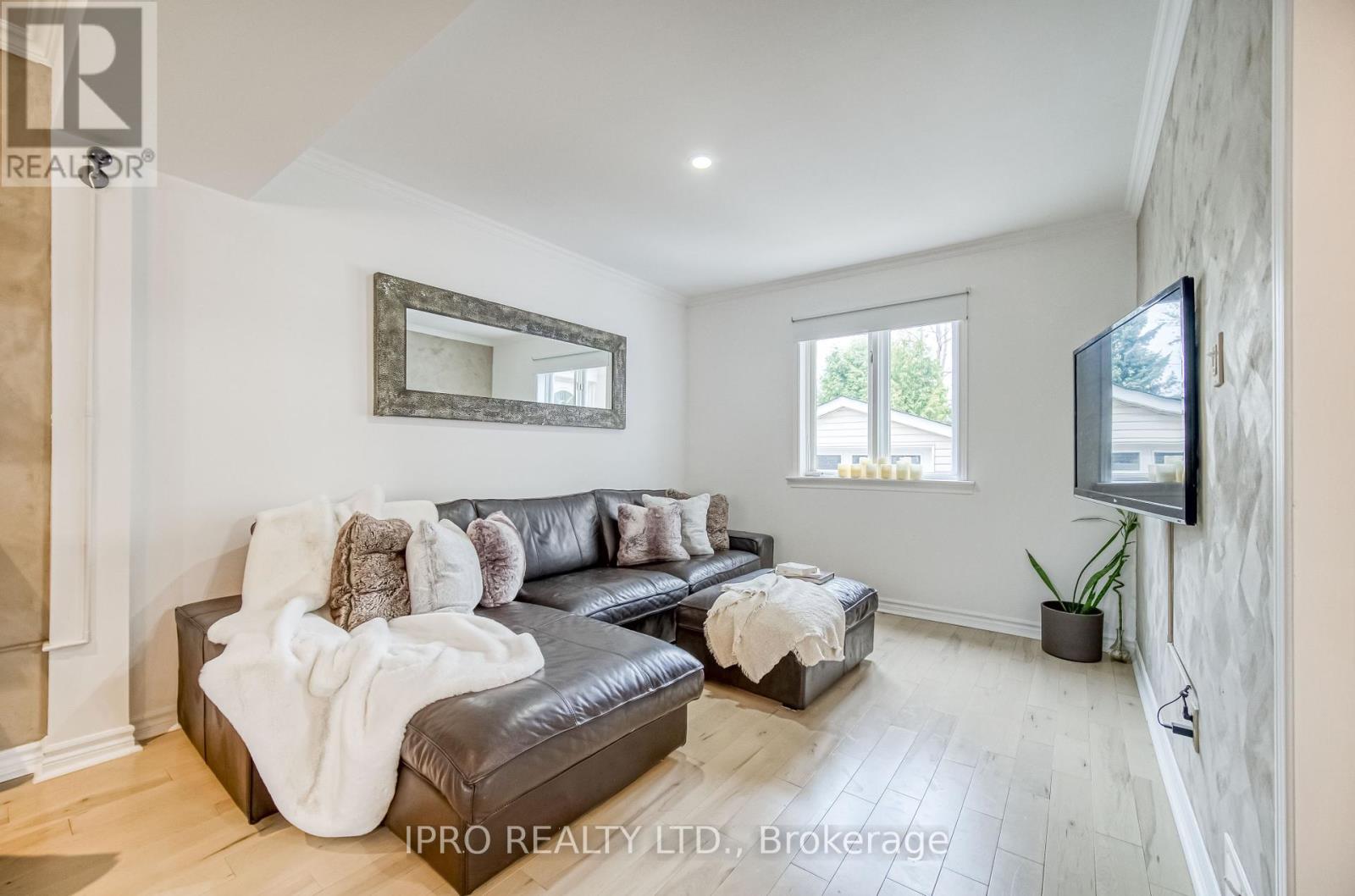 92 Delma Drive, Toronto, Ontario  M8W 4P1 - Photo 15 - W12173851