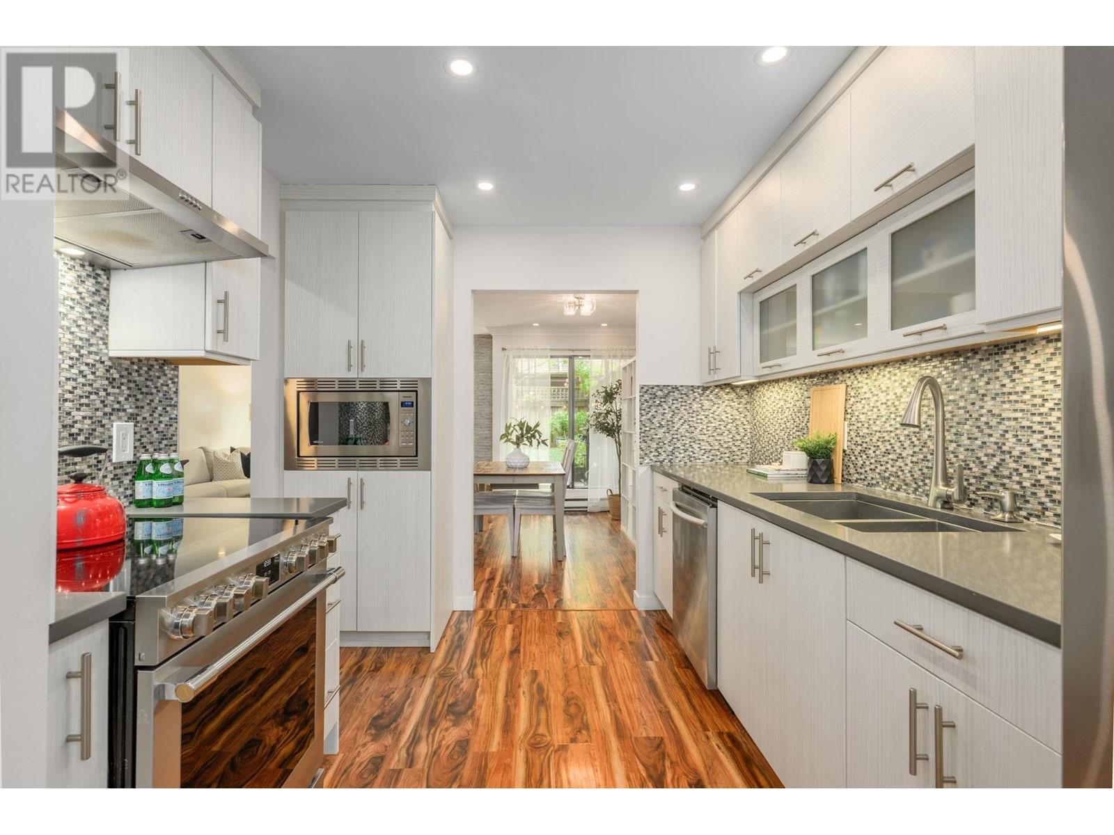 159 W 19th Street, North Vancouver, British Columbia  V7M 1X3 - Photo 5 - R3007012