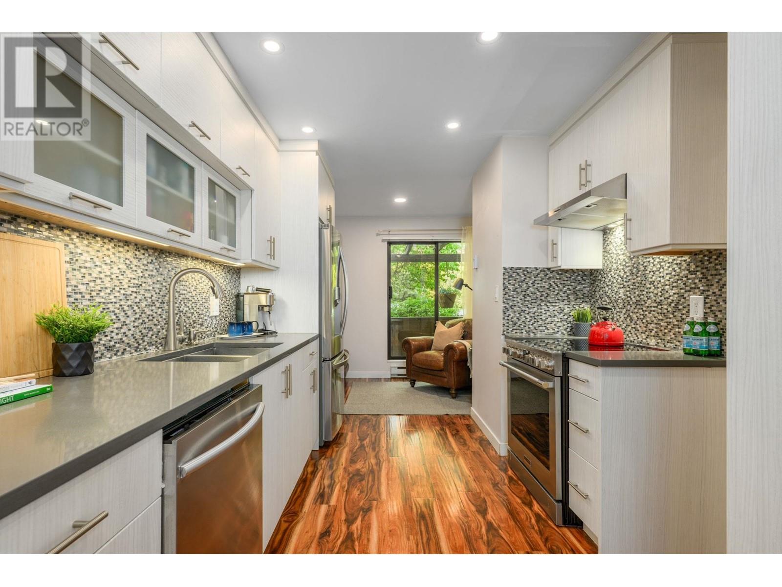 159 W 19th Street, North Vancouver, British Columbia  V7M 1X3 - Photo 6 - R3007012