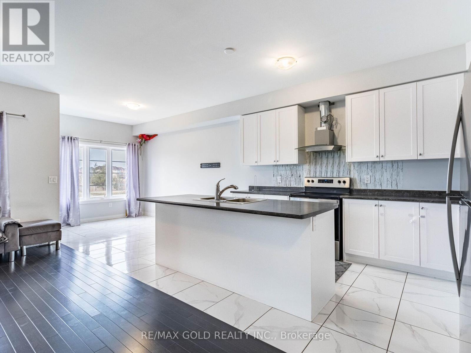 23 Brixham Lane, Brampton, Ontario  L7A 5K2 - Photo 9 - W12038357