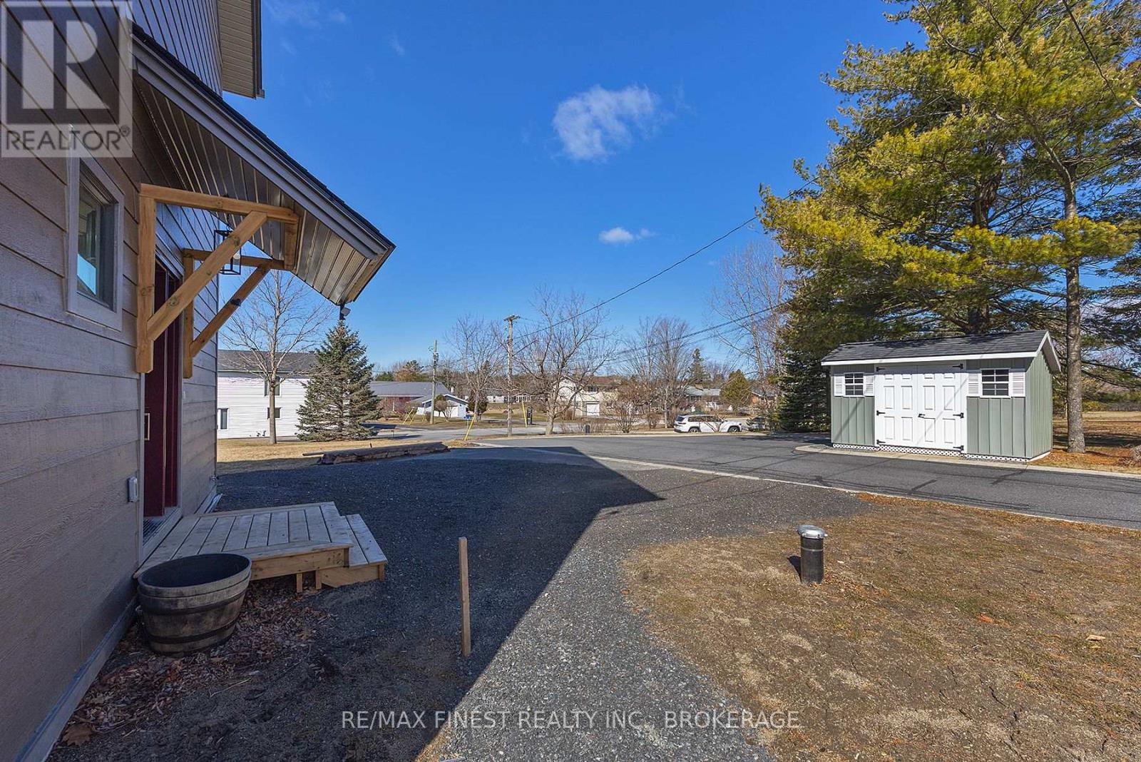 113 Willowbank Road E, Gananoque, Ontario  K7G 2V5 - Photo 4 - X12174172
