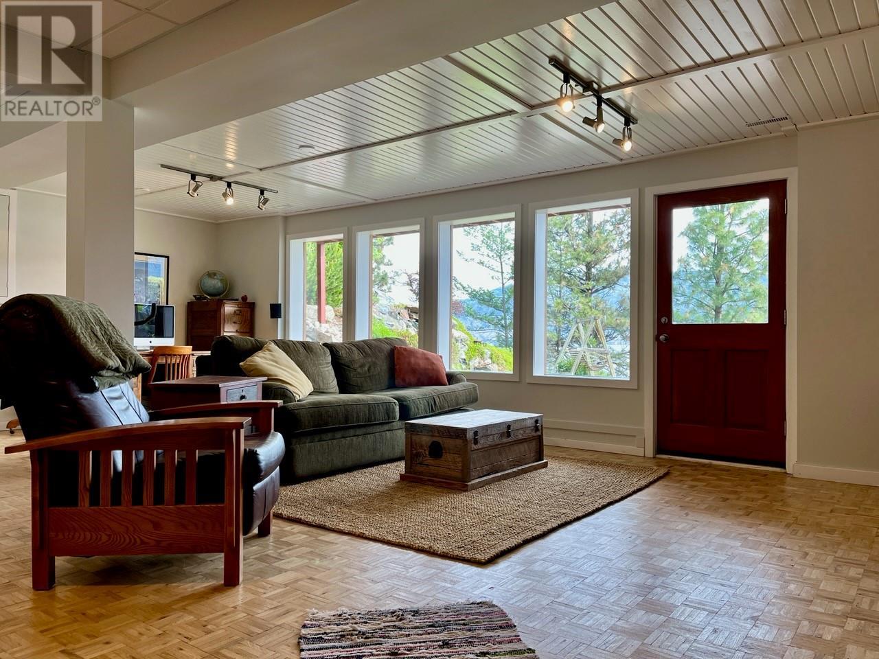 15415 Pohlman Avenue, Summerland, BC V0H1Z6