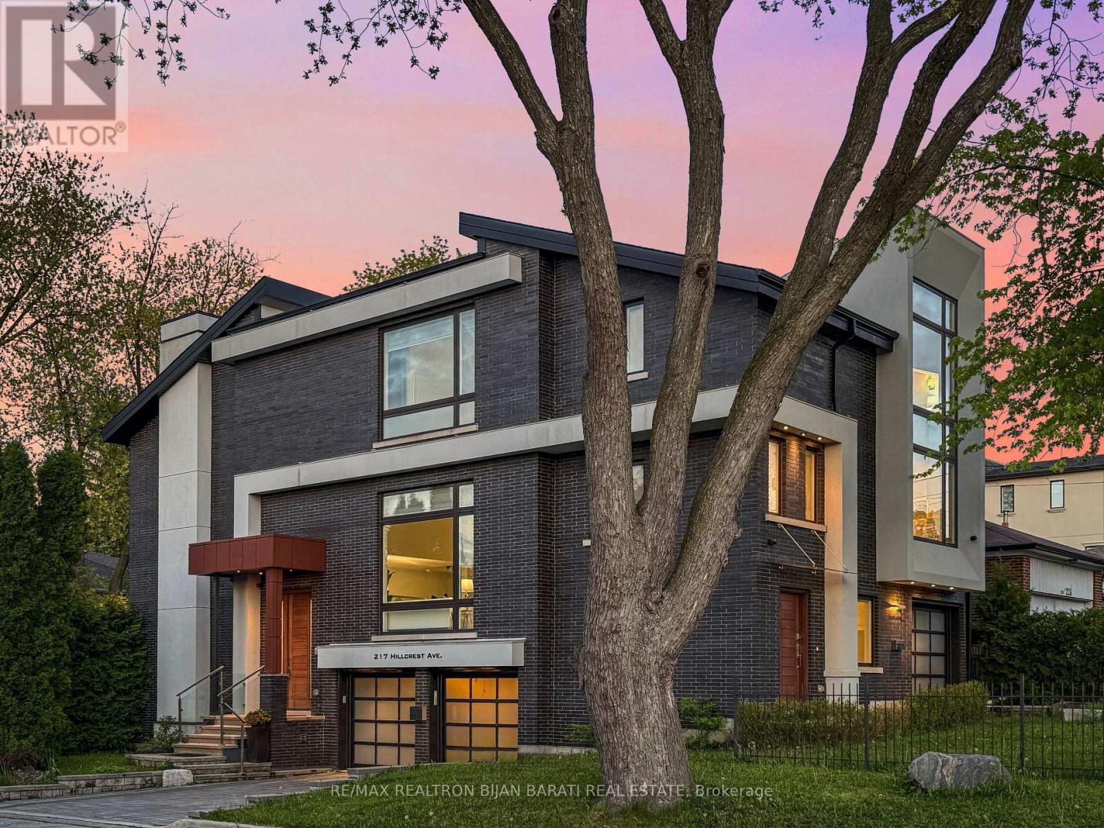 217 HILLCREST AVENUE, Toronto, Ontario