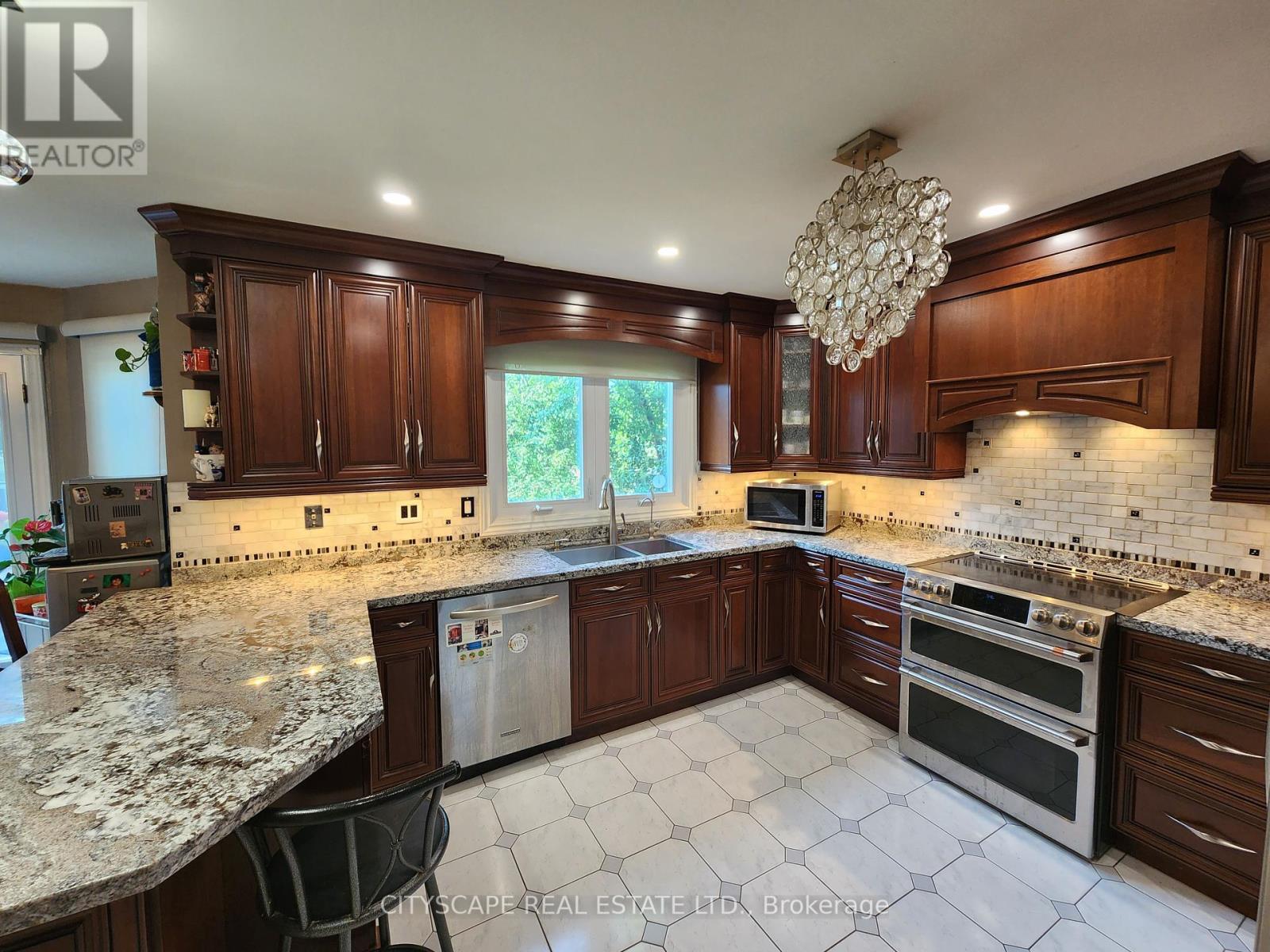 406 Weldrick Road E, Richmond Hill, Ontario  L4B 2M8 - Photo 8 - N12174068