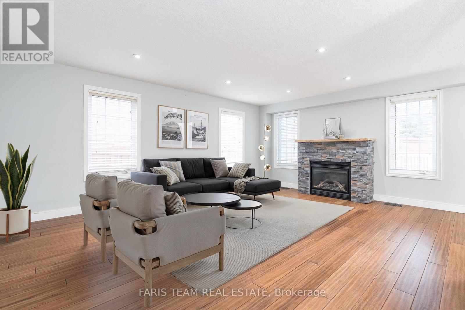 15 Dunsmore Lane, Barrie, Ontario  L4M 7A1 - Photo 6 - S12174186
