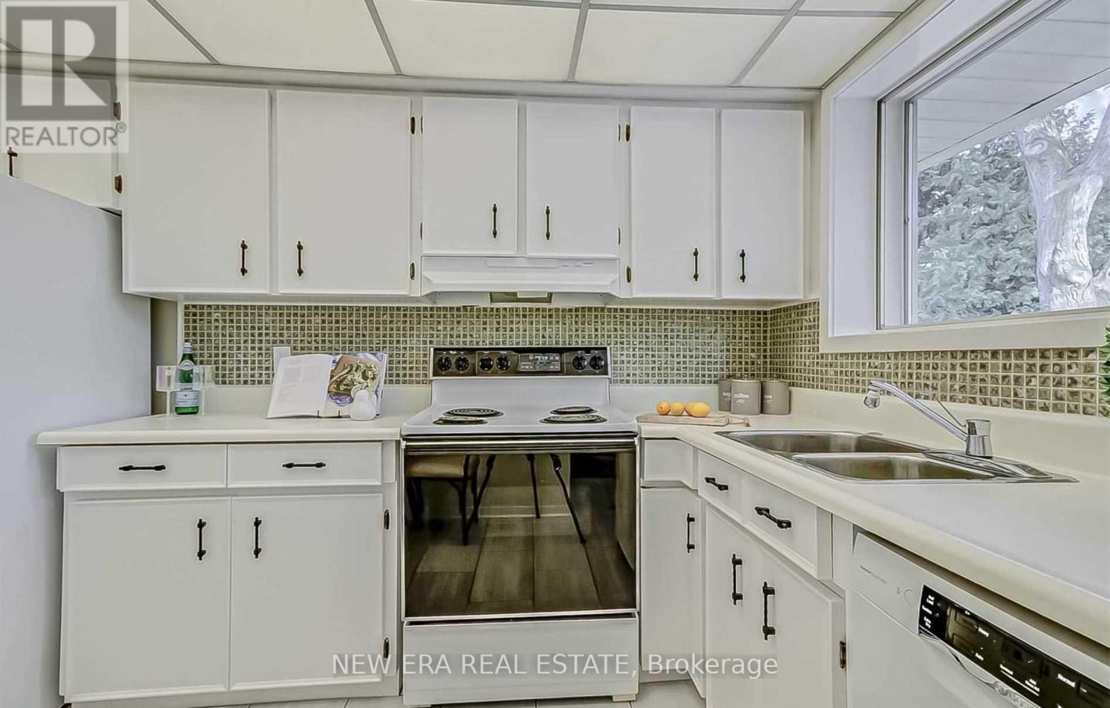 7 Greening Crescent, Toronto, Ontario  M9A 1N9 - Photo 7 - W12174111