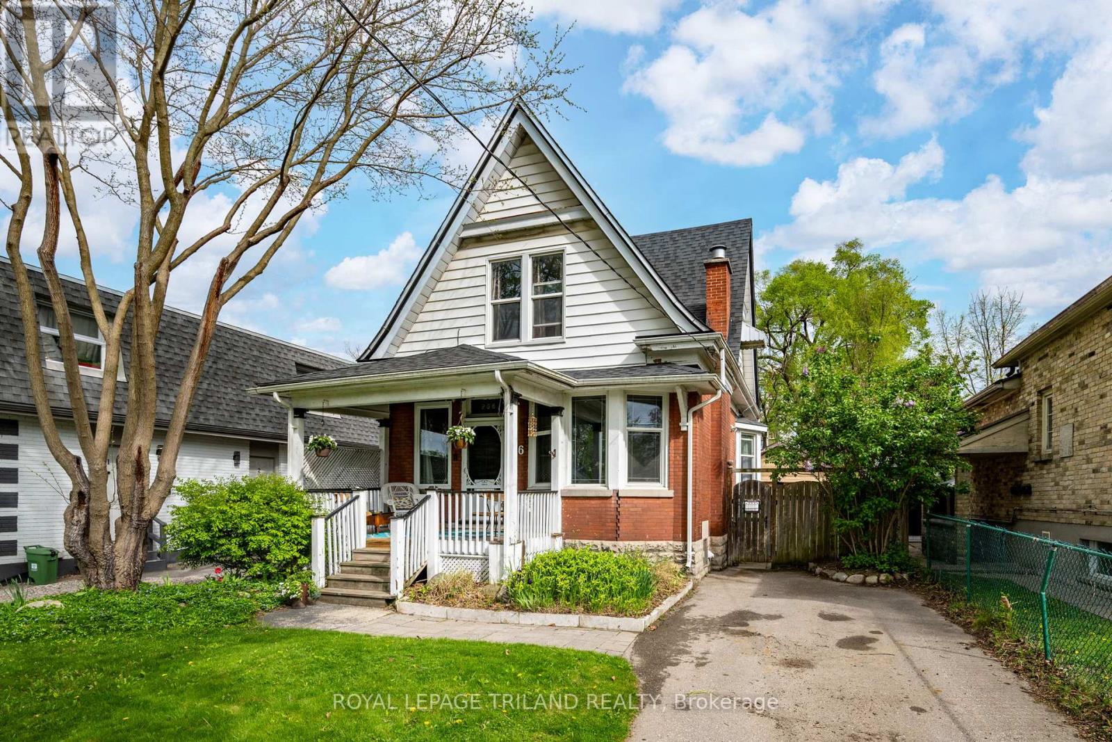 296 Simcoe Street