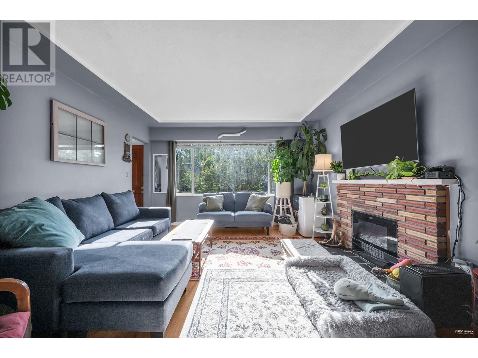 5882 Berkeley Street, Vancouver, British Columbia  V5R 3H2 - Photo 2 - R3007126