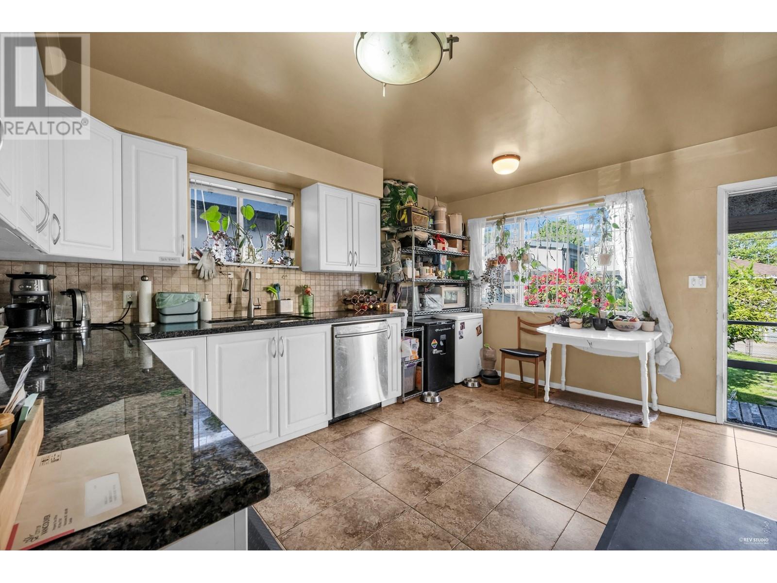 5882 Berkeley Street, Vancouver, British Columbia  V5R 3H2 - Photo 9 - R3007126