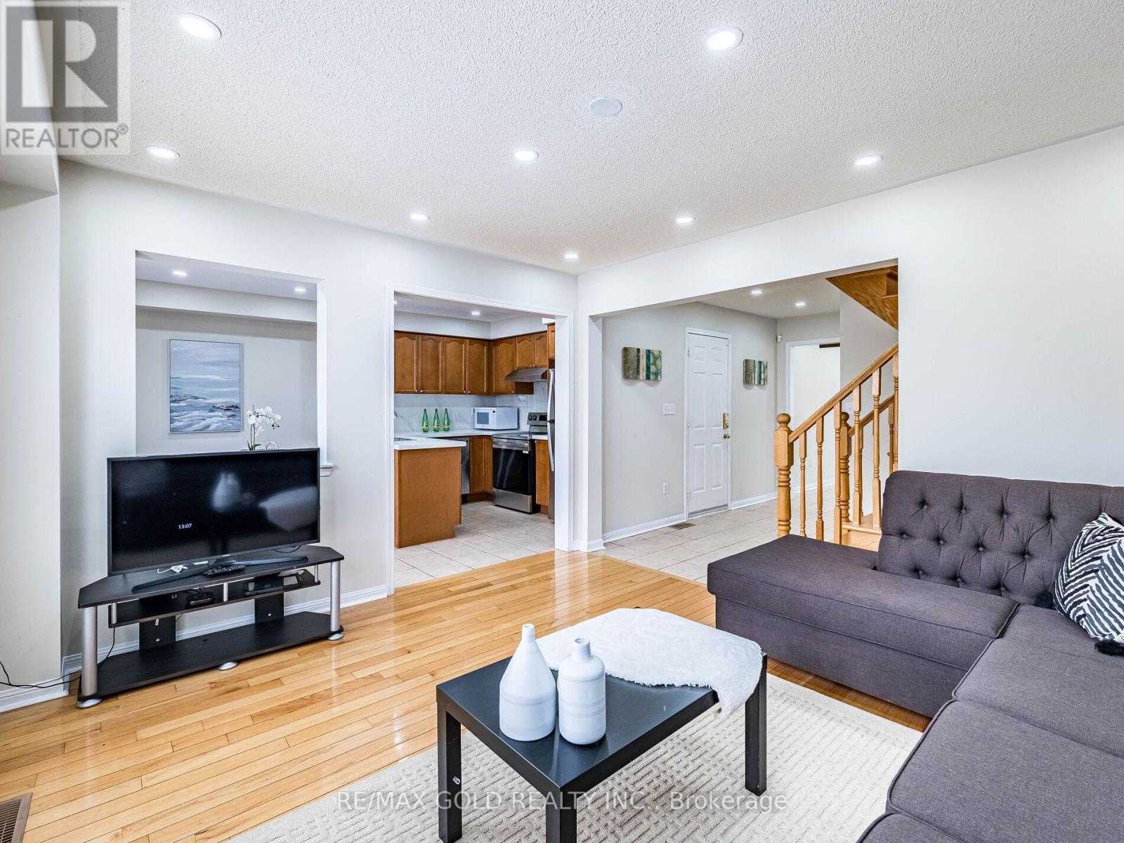 18 Jessop Drive, Brampton (Fletcher's Meadow), Ontario  L7A 3M8 - Photo 8 - W12139293
