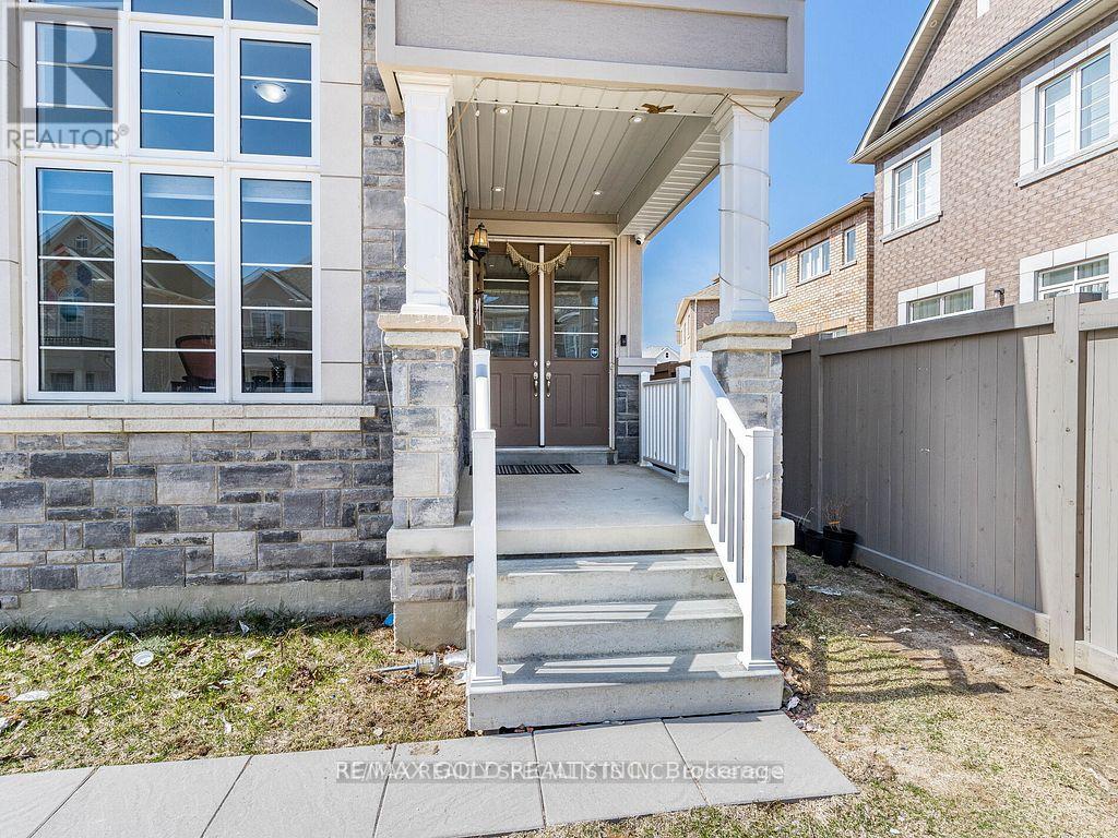 11 Elverton Crescent, Brampton (Northwest Brampton), Ontario  L7A 4Z4 - Photo 2 - W12140197