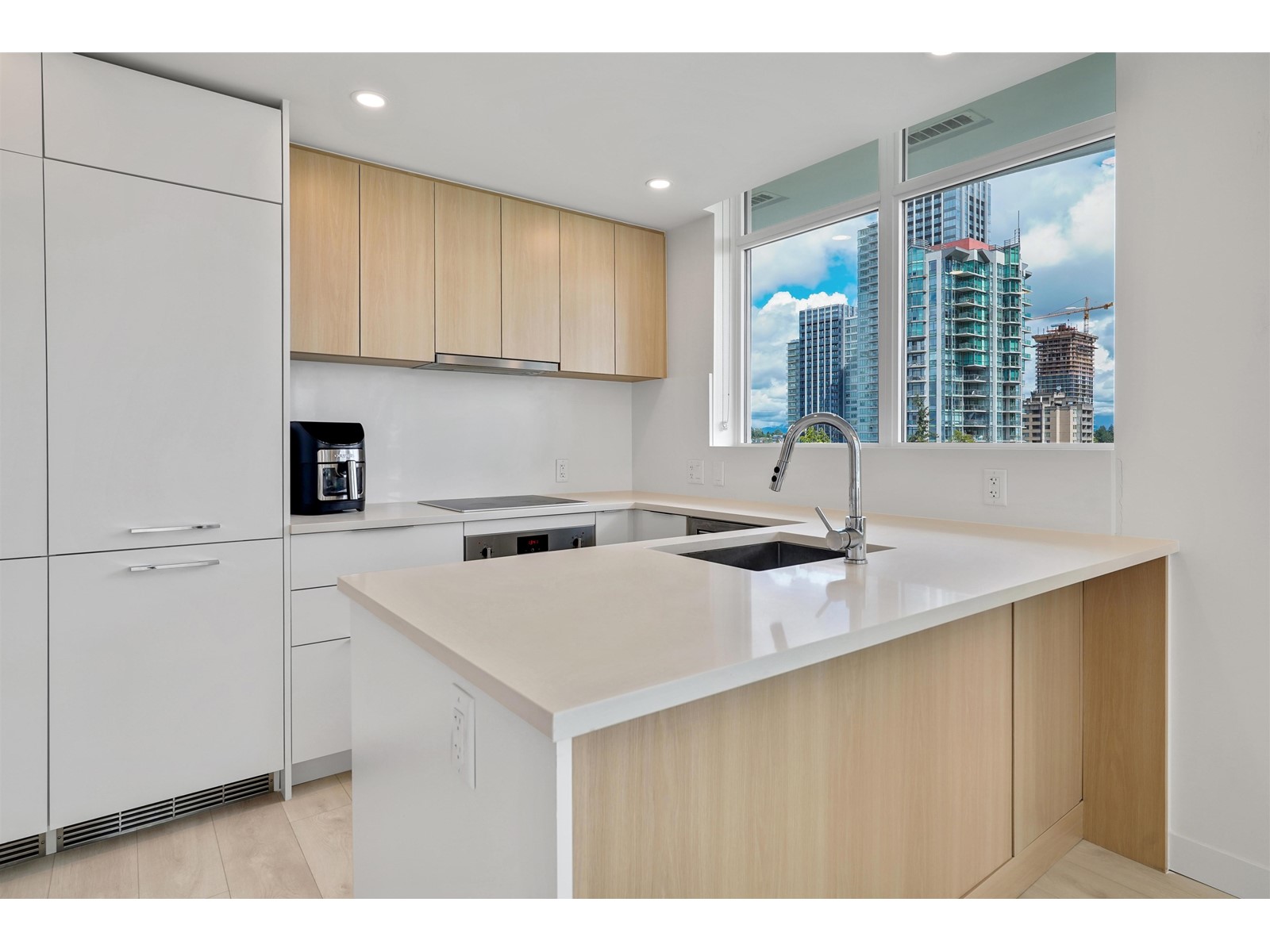 905 13318 104 Avenue, Surrey, British Columbia  V3T 0R2 - Photo 1 - R3007189