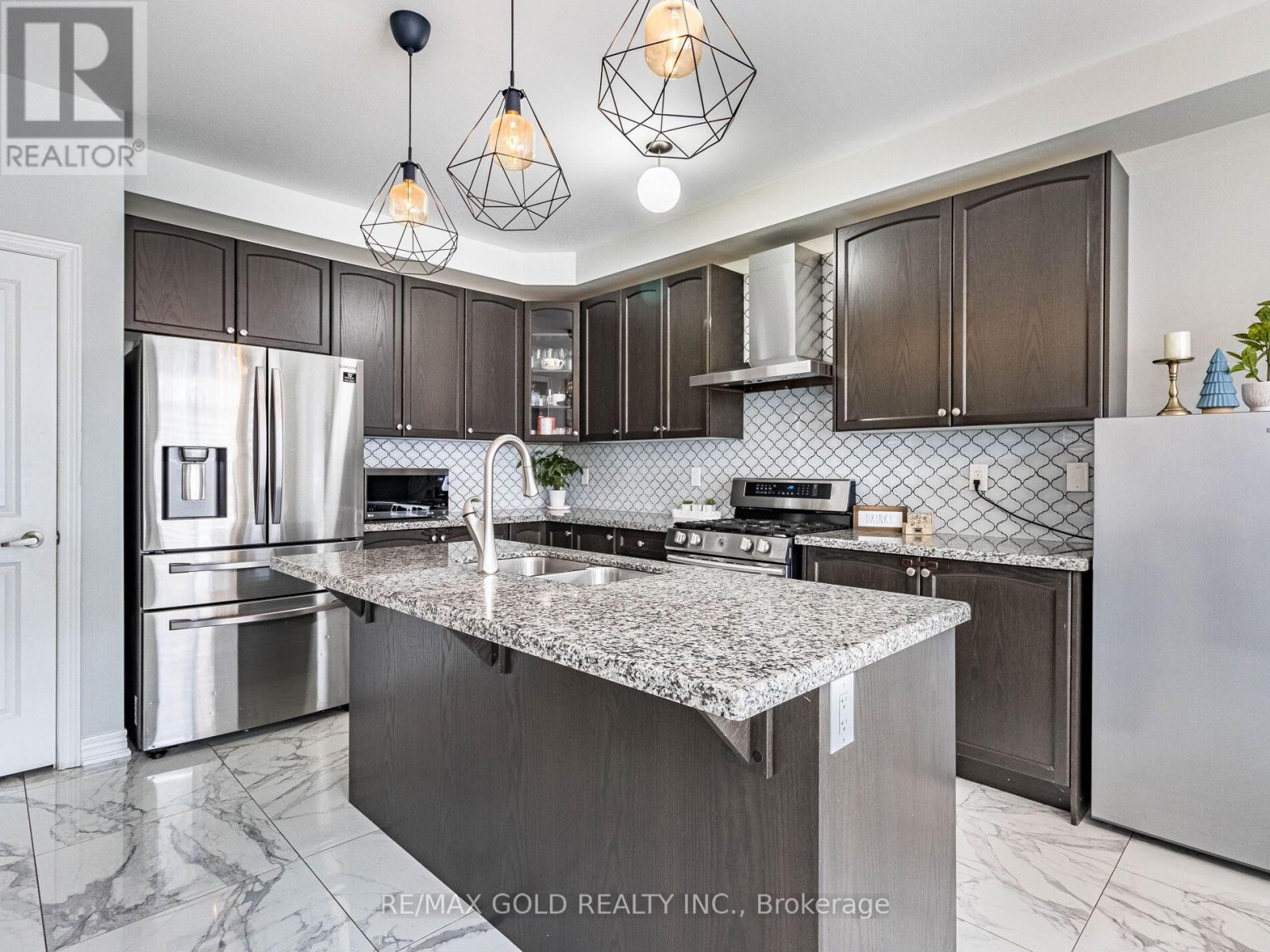 11 Clunburry Road, Brampton, Ontario  L7A 5B4 - Photo 13 - W12005716